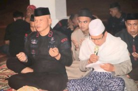 Tragedi Kanjuruhan, Brimob Bone Bersama Suporter Bola Doa Bersama