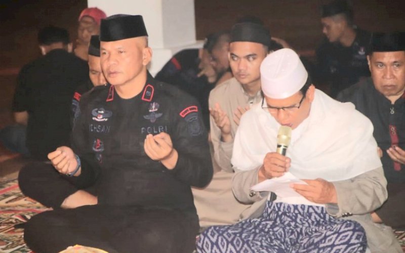 DOA BERSAMA. Danyon C Pelopor Satbrimob Polda Sulsel, Kompol Nur Ichsan, hadir langsung doa bersama, Yasinan, dan Tahlil Akbar untuk mendoakan lebih dari 100 korban tewas akibat Tragedi Kanjuruhan, Kabupaten Malang, Jawa Timur, beberapa waktu lalu, di tribun Lapangan Merdeka Watampone, Bone, Selasa (11/10/2022) malam. foto: istimewa