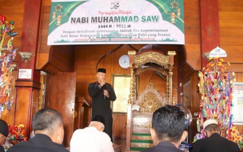 MAULID. Danyon C Pelopor Satbrimob Polda Sulsel, Kompol Nur Ichsan, memberikan arahan dan sambutan pada peringatan Maulid Nabi Besar Muhammad SAW 1444 H di Masjid Babul Ichlas Mako Batalyon C Pelopor, Kamis (13/10/2022). foto: istimewa