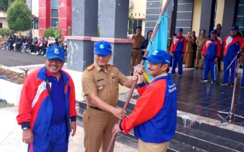 PELEPASAN. Bupati Bulukumba diwakili Asisten I, Andi Baso Bintang, melepas secara resmi Kontingen Bulukumba yang akan bertanding pada Porprov Sulsel XVII pada 22 sampai 30 Oktober 2022 mendatang di halaman Kantor Bupati Bulukumba, Selasa (18/10/2022). foto: istimewa