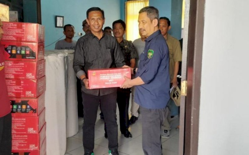 BANTUAN. Gubernur Sulsel, Andi Sudirman Sulaiman, memerintahkan Dinas Sosial Provinsi Sulsel untuk menyalurkan bantuan bagi warga korban banjir di Kota Palopo. foto: istimewa