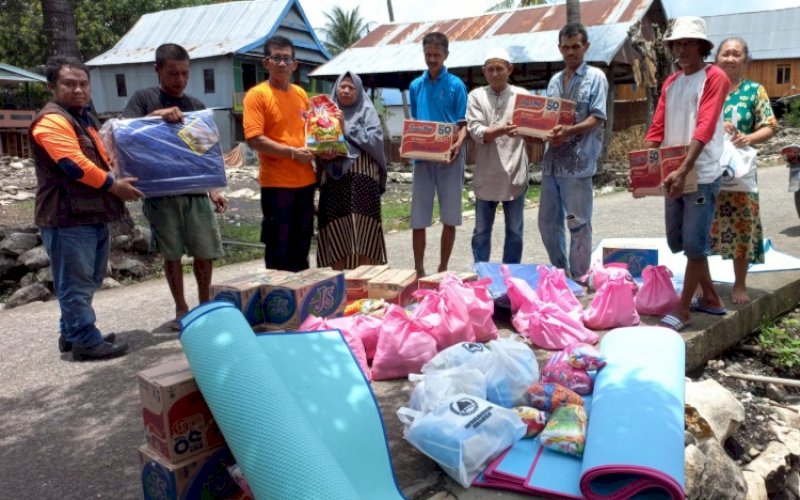 BANTUAN. Pemprov Sulsel melalui BPBD telah menyalurkan bantuan logistik untuk korban terdampak angin puting beliung di Kabupaten Jeneponto, Rabu (19/10/2022). foto: istimewa
