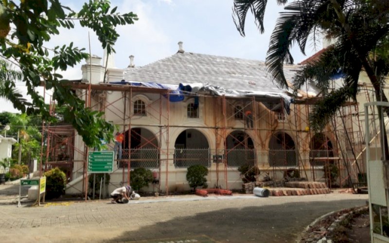REVITALISASI. Suasana pengerjaan konstruksi Revitalisasi Gedung Cagar Budaya Kantor Pengadilan Negeri Makassar. foto: doelbeckz/pluz.id