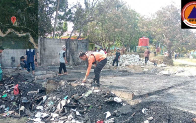 PUING KEBAKARAN. Suasana Pesantren Darul Arqam Muhammadiyah Balebo di Desa Baloli, Kecamatan Masamba, Kabupaten Luwu Utara, yang hangus terbakar, Jumat (21/10/2022). Pemprov Sulsel menyalurkan bantuan logistik untuk Pesantren Darul Arqam Muhammadiyah Balebo. foto: istimewa