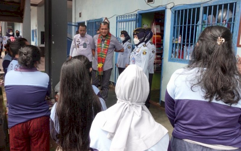 KUNJUNGAN. Wakil Menteri Hukum dan HAM RI, Prof Edward Omar Sharif Hiariej, beserta rombongan melakukan kunjungan kerja dengan menyambangi tiga Unit Pelaksana Teknis (UPT) di Sulsel, Rabu (19/10/2022). foto: istimewa
