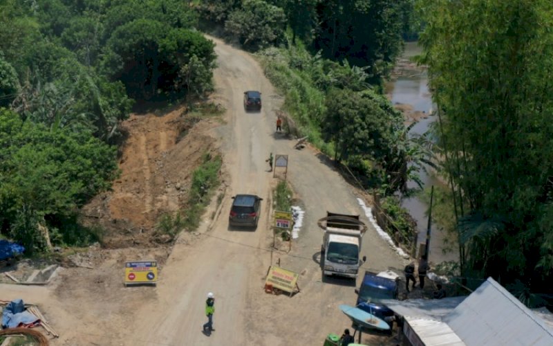 PENGERJAAAN JALAN. Pemprov Sulsel melalui Dinas PUTR sedang mengerjakan penanganan jalan yang rusak berat di ruas Paleteang-Malaga-Kabere dengan pagu anggaran Rp18,2 miliar. foto: istimewa
