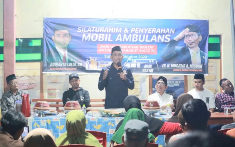 YARI PEDULI. Pendiri Yayasan Anak Rakyat Indonesia (YARI), Rudianto Lallo, menyerahkan bantuan mobil ambulans kepada warga Maccini, Kecamatan Makassar, Kota Makassar, Minggu (29/10/2022). foto: istimewa