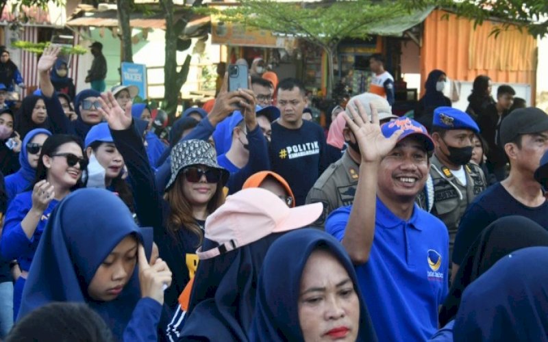 JALAN SEHAT. Ketua Bappilu DPW Partai Nasdem Provinsi Sulsel, Rudianto Lallo, menghadiri Jalan Sehat Restorasi Partai Nasdem yang dilaksanakan DPD Nasdem Kota Palopo di Kota Palopo, Minggu (23/10/2022). foto: istimewa