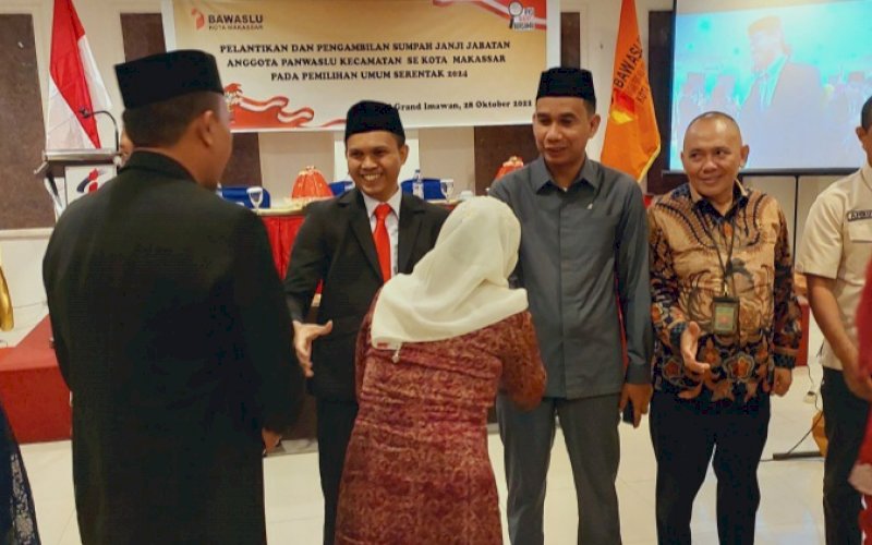 PELANTIKAN. Ketua DPRD Kota Makassar, Rudianto Lallo, menghadiri pelantikan dan pengambilan sumpah janji jabatan anggota Panwaslu Kecamatan se-Kota Makassar pada Pemilihan Umum Serentak 2024 mendatang, di Kota Makassar, Jumat (28/10/2022). foto: istimewa