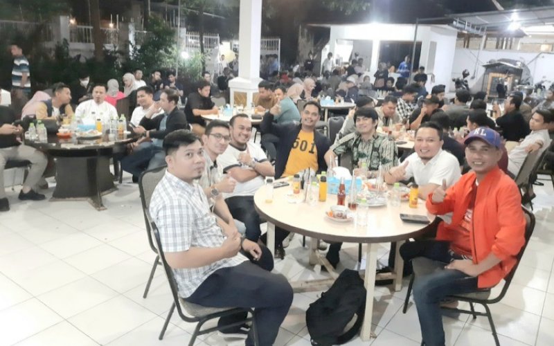 SILATURAHMI. Ketua IKA Unhas Kota Makassar terpilih, Rudianto Lallo (kanan), bersama para calon pengurusnya di Rumah Jabatan Ketua DPRD Kota Makassar, Jumat (28/10/2022). foto: istimewa