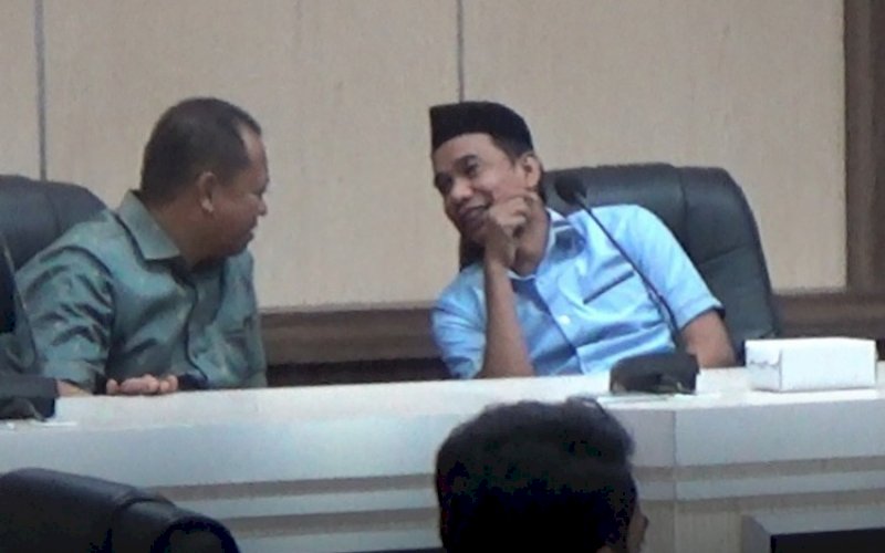 BINCANG SANTAI. Ketua DPRD Kota Makassar Rudianto Lallo (kanan) bincang santai dengan Staf Ahli DPRD Kota Makassar Susuman Halim di sela-sela memotivasi puluhan Mahasiswa dari berbagai universitas di Makassar yang melaksanakan Kuliah Kerja Profesi (KKP) di Sekretariat DPRD Kota Makassar, Jumat (7/10/2022). foto: istimewa