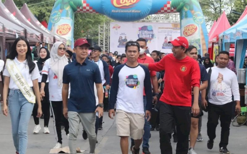 JALAN SANTAI. Ketua DPRD Kota Makassar Rudianto Lallo bersama anggota DPRD Provinsi Sulsel Andi Januar Jaury Dharwis dan alumni SMPN 22 Makassar mengikuti jalan santai, Minggu (9/10/2022). foto: istimewa