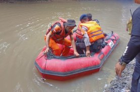 Kakek Hilang Terseret Arus Sungai di Soppeng, SAR Brimob Bone Diterjunkan Cari Korban