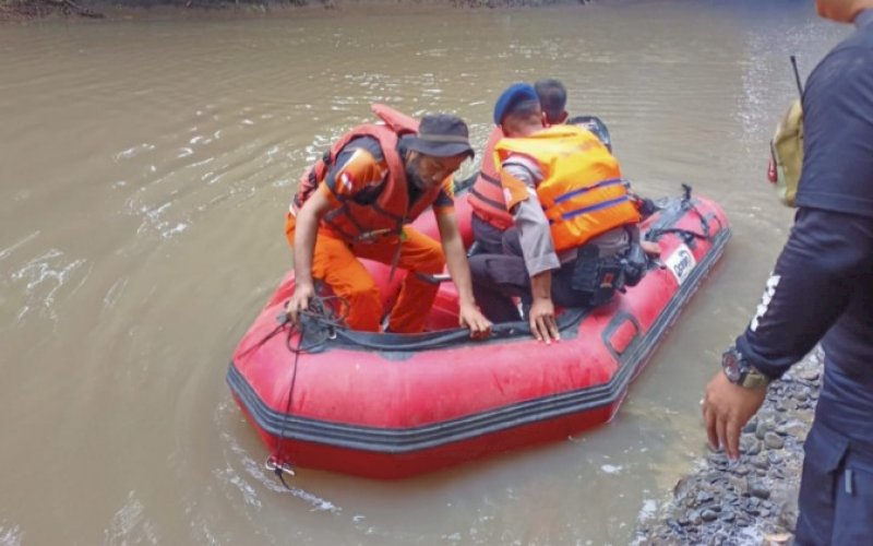 PENCARIAN. Tim tim SAR Batalyon C Pelopor Satbrimob Polda Sulsel ikut diterjunkan dalam operasi pencarian seorang kakek berusia 78 tahun warga Tajuncu, Desa Donri-donri, Kecamatan Donri-donri, Kabupaten Soppeng dilaporkan hanyut terseret arus Sungai Pangempange, Kabupaten Soppeng Minggu (16/10/2022) siang. foto: istimewa