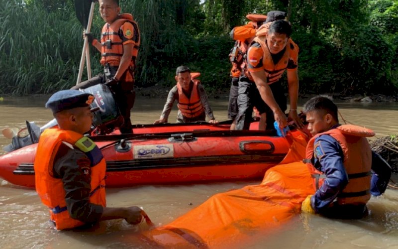 EVAKUASI. Tim SAR gabungan melakukan evakuasi korban tenggelam atas nama Mustafa Bin Muh Tang (78) yang hilang terseret arus anak Sungai Walannae, Kabupaten Soppeng, Minggu (16/10/2022) lalu. foto: istimewa