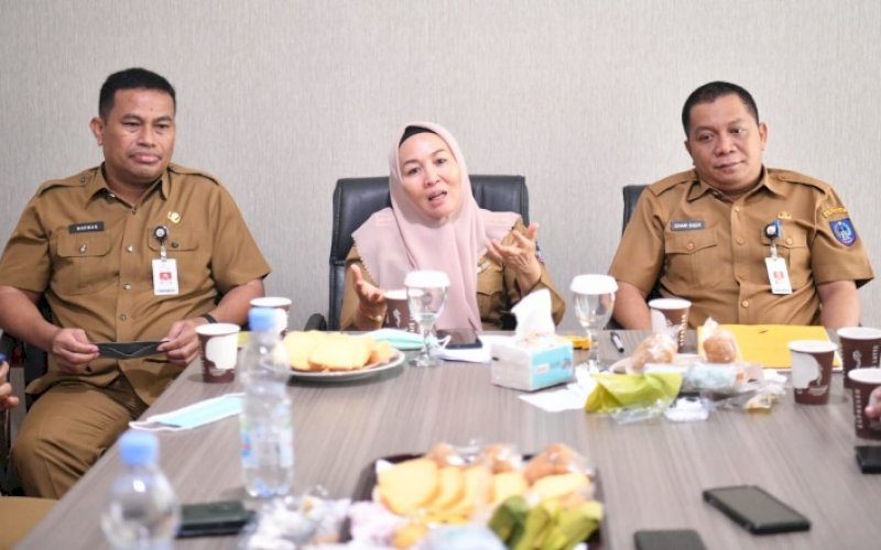 BERI KETERANGAN. Kepala Dinas Kependudukan dan Catatan Sipil Provinsi Sulsel sekaligus sebagai Ketua Panitia Hari Jadi Sulsel ke-353, Sukarniaty Kondolele (tengah), memberikan keterangan saat acara Coffee Morning Humas Diskominfo-SP Sulsel di Bugis Room Baruga Lounge Kantor Gubernur Sulsel, Selasa (4/10/2022). foto: istimewa
