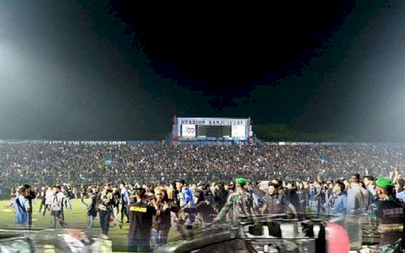 KERUSUHAN. Kerusuhan suporter pecah seusai pertandingan derbi Jawa Timur, Arema FC vs Persebaya Surabaya di Stadion Kanjuruhan di Kabupaten Malang, Jawa Timur, Sabtu (1/10/2022) malam. foto: istimewa