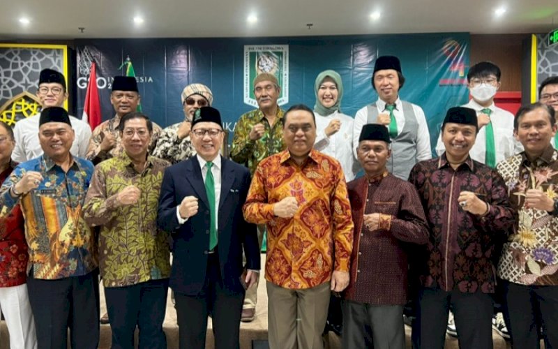 PELANTIKAN. Wakil Ketua Umum DPP Dewan Masjid Indonesia (DMI), Komjen Pol (purn) Syafruddin, melantik pengurus Persatuan Islam Tionghoa Indonesia (PITI) periode 2022-2027 yang dipimpin Serian Wijatno di Kantor Pusat DMI, Jakarta, Sabtu (29/10/2022). foto: istimewa
