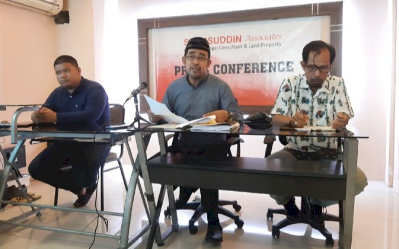 BERI KETERANGAN. Kuasa hukum 28 user Kondotel Muti Niaga Junction, Syamsuddin (tengah), memberikan keteragan resmi di kantornya, Jumat (21/10/2022). foto: doelbeckz/pluz.id