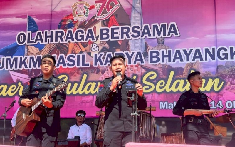 MENGHIBUR. Grup musik Tenribetta Perkusi Batalyon C Pelopor Satbrimob Polda Sulsel kembali tampil memukau menghibur publik Kota Makassar, Jumat (14/10/2022). foto: istimewa