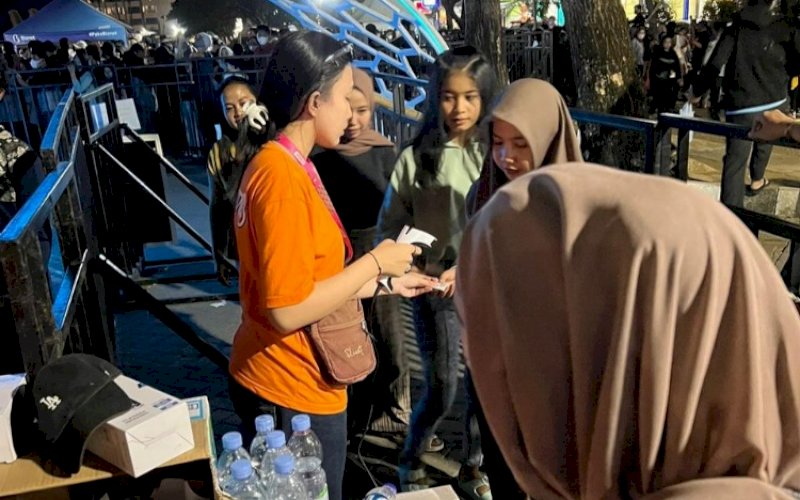 QRIS. Pengunjung melakukan transaksi uang digital menggunakan Quick Respons Code Indonesian Standard (QRIS) di perhelatan Makassar International Eight Festival and Forum (Makassar F8) 2022, September lalu. foto: istimewa