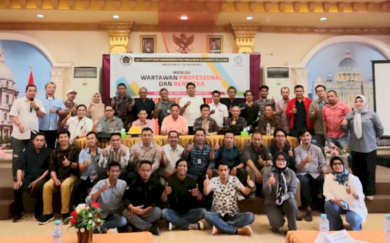 UKW. Peserta UKW PWI Provinsi Sulsel Angkatan Ke-26 2022 bersama penguji, perwakilan Dewan Pers, dan pengurus PWI Provinsi Sulsel pada prosesi penutupan di Grand Town Hotel Makassar, Selasa (25/10/2022). foto: istimewa