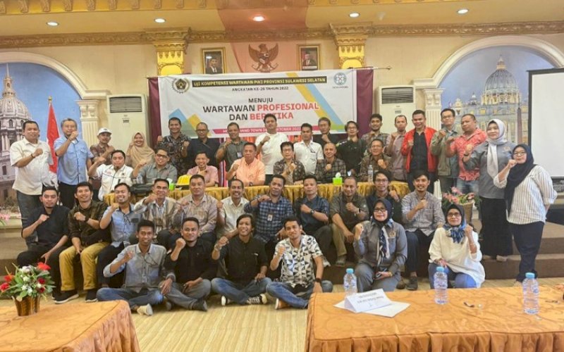 UKW. Peserta UKW PWI Provinsi Sulsel Angkatan Ke-26 2022 bersama penguji, perwakilan Dewan Pers, dan pengurus PWI Provinsi Sulsel pada prosesi penutupan di Grand Town Hotel Makassar, Selasa (25/10/2022). foto: istimewa