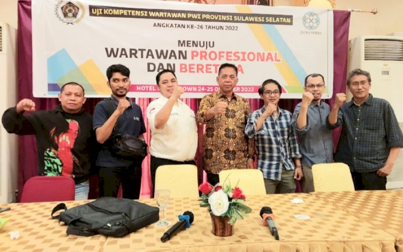 UKW. Persatuan Wartawan Indonesia (PWI) Provinsi Sulsel menggelar Ujian Kompetensi Wartawan (UKW) angkatan Ke-26 2022 di Hotel Grand Town Makassar, Senin-Selasa (24-25/10/2022).&nbsp; foto: istimewa
