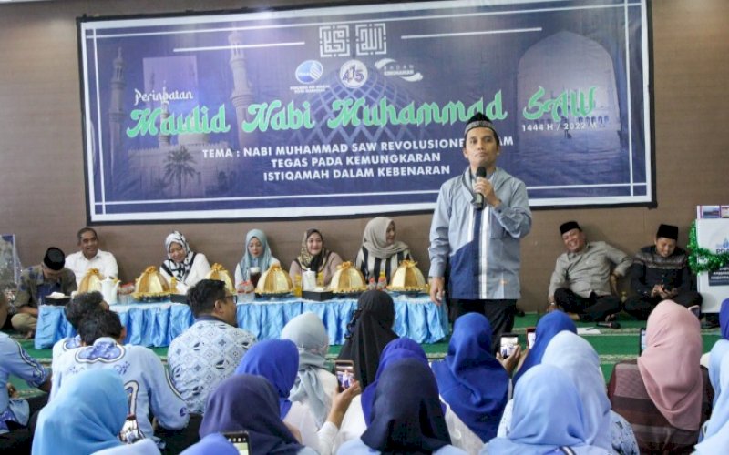 TAUSIYAH. Ustaz Muhammad Nur Maulana membawakan tausiyah pada peringatan Maulid Nabi Muhammad SAW di Aula Tirta Dharma Perumda Air Minum Kota Makassar, Jumat (21/10/2022). foto: istimewa