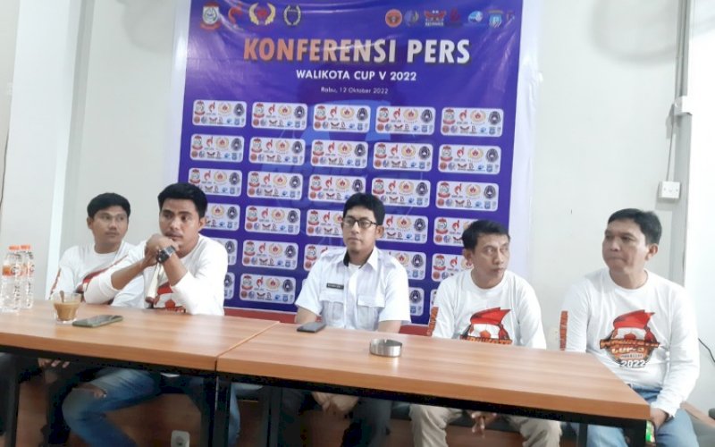 BERI KETERANGAN. Ketua Panitia Wali Kota Cup V 2022, Muhammad Rifhadil Ashari, memberikan keterangan persiapan Wali Kota Cup V 2022 di salah satu warung kopi di bilangan Jl Pengayoman, Kota Makassar, Rabu (12/10/2022). foto: doelbeckz/pluz.id