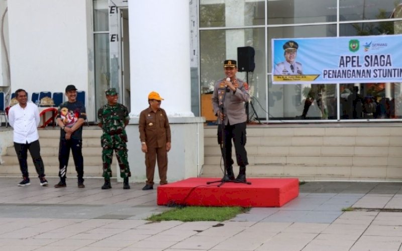 PENGARAHAN. Kapolres Kota Palopo AKBP Muh Yusuf Usman memberikan pengarahan pada Apel Siaga Penanganan Stunting diikuti Wali Kota Palopo M Judas Amir dan seluruh perangkat OPD lingkup Pemkot Palopo di belakang Halaman Kantor Wali Kota Palopo, Jumat (21/10/2022). foto: istimewa