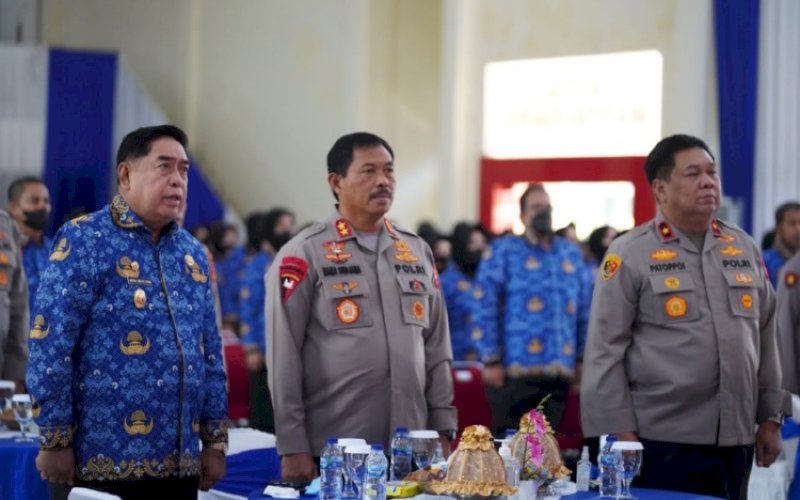 HUT KORPRI. Sekda Provinsi Sulsel Abdul Hayat Gani (ki-ka), Kapolda Sulsel Irjen Pol Nana Sudjana dan Wakapolda Sulsel Brigjen Pol Chuzaini Patoppoi menghadiri syukuran HUT Korpri Ke-51 yang digelar di Aula Mappaodang Mapolda Sulsel, Selasa (29/11/2022). foto: istimewa