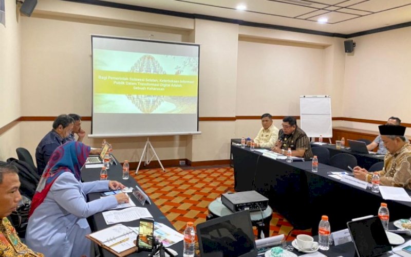 UJI PUBLIK. Sekda Provinsi Sulsel Abdul Hayat Gani didampingi Kepala Diskominfo-SP Provinsi Sulsel Amson Padolo dan Kabid Humas Sultan Rakib mempresentasikan progres keterbukaan informasi publik Pemprov Sulsel di Hotel Red Top Jakarta, Selasa (1/11/2022). foto: istimewa