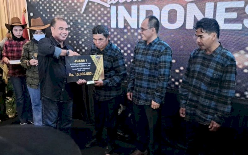 TERBAIK. Petugas Reproduksi Inseminator Bidang Peternakan dan Keswan Dinas Pertanian dan Ketahanan Pangan Kabupaten Bulukumba, Alimuddin Hajar, meraih Juara I Tingkat Nasional sebagai Petugas Inseminator Wilayah Inseminasi Buatan dan Kawin Alam. foto: istimewa