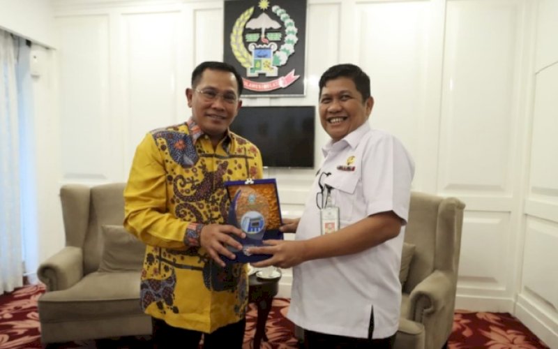 SILATURAHMI. Kepala Diskominfo-SP Provinsi Sulsel Amson Padolo (kanan) menerims kunjungan silaturahmi dan kunjungan kerja Kepala Kominfo Provinsi Jawa Timur Hudiyono, Rabu (16/11/2022). foto: istimewa