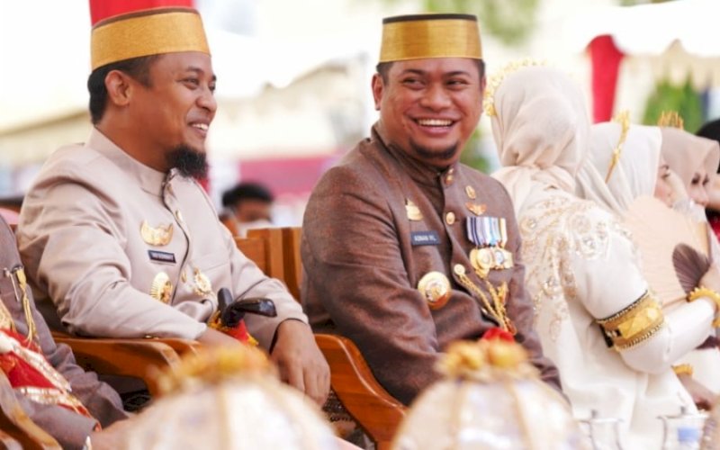 SENYUM. Gubernur Sulsel Andi Sudirman Sulaiman dan Bupati Gowa Adnan Purichta Ichsan nampak tersenyum saat menghadiri acara Hari Jadi Gowa Ke-702 di Kawasan Museum Balla Lompoa, Kabupaten Gowa, Kamis (17/11/2022). foto: istimewa