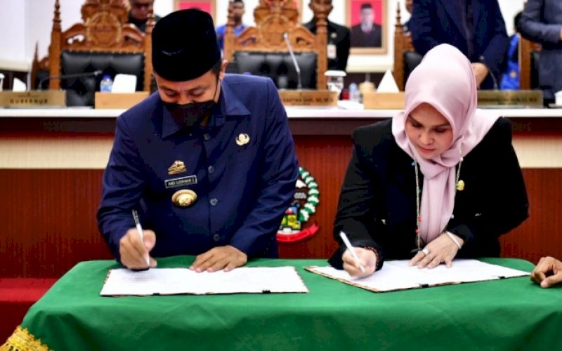 PENANDATANGANAN. Ketua DPRD Sulsel Andi Ina Kartika dan Gubernur Sulsel Andi Sudirman Sulaiman menandatangani pengesahan APBD Tahun Anggaran 2023 di Ruang Rapat Paripurna Kantor DPRD Sulsel, Selasa (29/11/2022). foto: istimewa