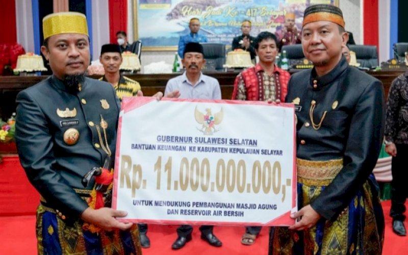 BANTUAN. Gubernur Sulsel Andi Sudirman Sulaiman secara simbolis menyerahkan bantuan keuangan daerah kepada Bupati Selayar Muh Basli Ali pada Rapat Paripurna 417 Tahun Kabupaten Kepulauan Selayar, Jumat (25/11/2022). foto: istimewa