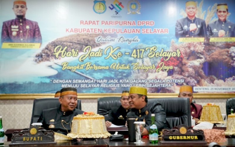 BERBINCANG. Gubernur Sulsel Andi Sudirman Sulaiman berbincang dengan Bupati Selayar Muh Basli Ali saat menghadiri Rapat Paripurna DPRD dalam rangka Hari Jadi Kabupaten Kepulauan Selayar Ke-417 di Ruang Pola Kantor Bupati Kepulauan Selayar, Jumat (25/11/2022). foto: istimewa