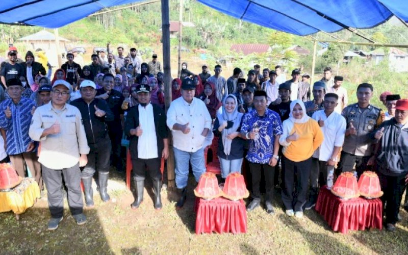 KEBERSAMAAN. Gubernur Sulsel, Andi Sudirman Sulaiman, bersama masyarakat Topidi, Kelurahan Bontolerung, Kecamatan Tinggimoncong, Kabupaten Gowa dan pemerintah setempat pada penanaman bibit kopi, Jumat (4/11/2022). foto: istimewa