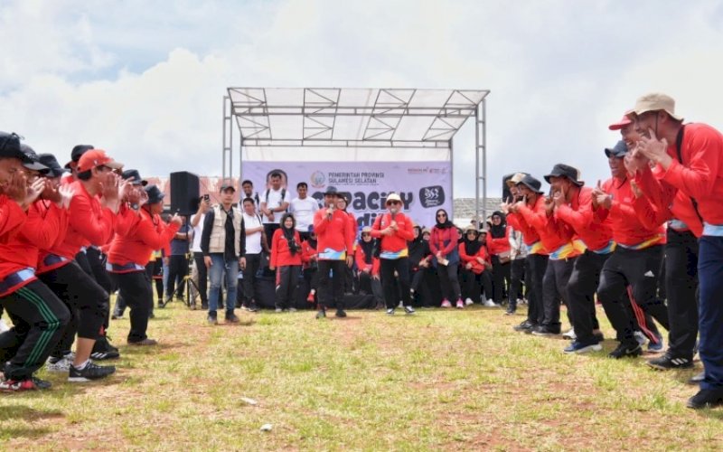 PEMBUKAAN. Gubernur Sulsel, Andi Sudirman Sulaiman, membuka kegiatan capacity building atau pengembangan kapasitas lingkup Pemprov)l Sulsel yang diikuti eselon 2, 3, dan 4 di Malino Highland, Kabupaten Gowa, Sabtu (5/11/2022). foto: istimewa 