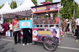 Gubernur Sulsel Serahkan Gerobak Andalan SMK Tenaga Surya kepada Penjual Sarabba