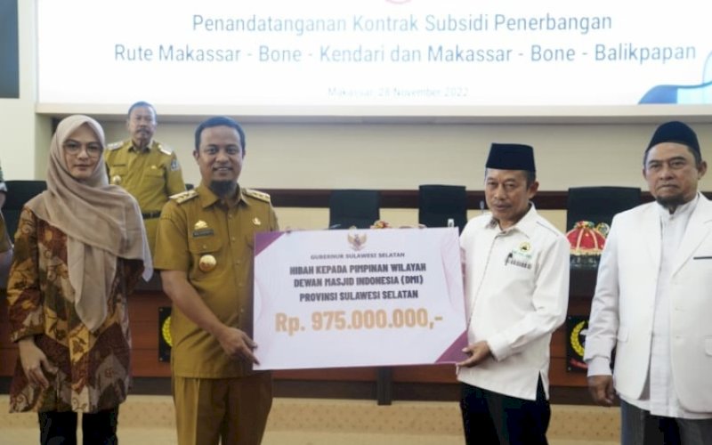 PENYERAHAN. Gubernur Sulsel Andi Sudirman Sulaiman Didampingi Ketua Komisi D DPRD Sulsel Andi Rachmatika Dewi menyerahkan dana hibah kepada Pimpinan Wilayah DMI Provinsi Sulsel sebesar Rp975.000.000 di Kantor Gubernur Sulsel, Senin (28/11/2022). foto: istimewa