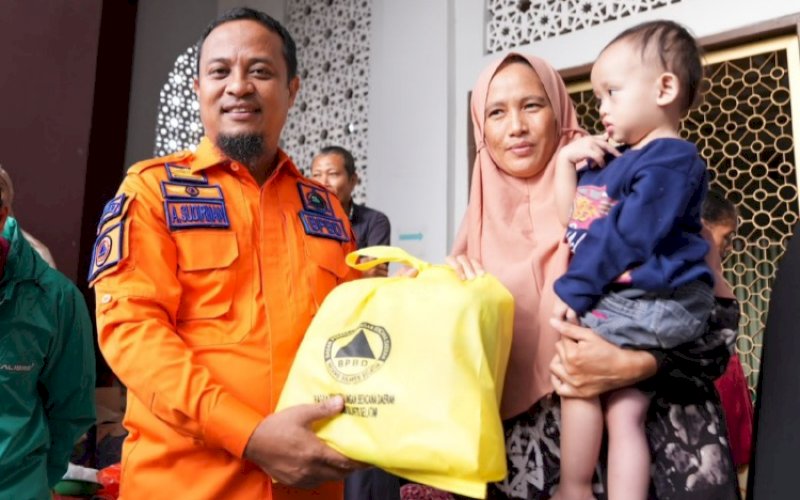 BERI BANTUAN. Gubernur Sulsel, Andi Sudirman Sulaiman, menyerahkan bantuan kepada kepada korban terdampak bencana banjir di Kecamatan Biringkanaya, Kota Makassar, Sabtu (19/11/2022). foto: istimewa