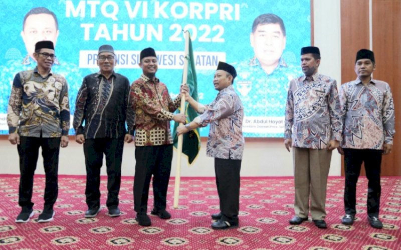 PELEPASAN. Gubernur Sulsel, Andi Sudirman Sulaiman, melepas Kafilah Musabaqah Tilawatil Qur'an (MTQ) VI Korpri 2022 Provinsi Sulsel di Baruga Karaeng Pattingalloang, Rumah Jabatan Gubernur Sulsel, Minggu (6/11/2022). foto: istimewa