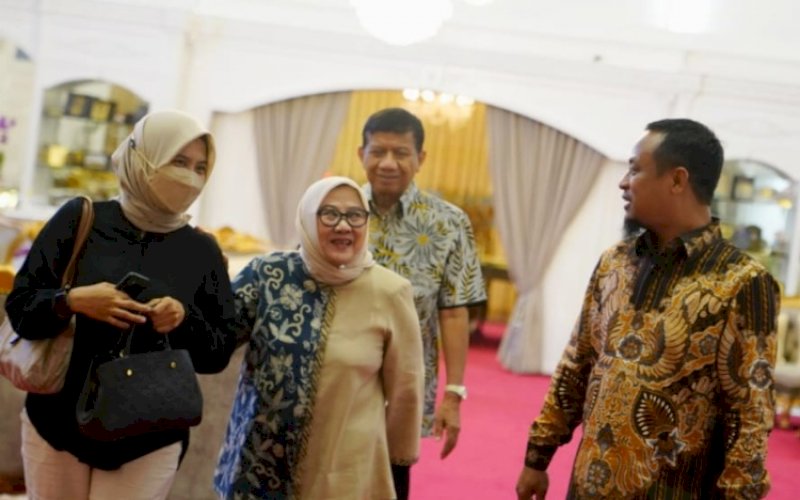 BERBINCANG. Gubernur Sulsel Andi Sudirman Sulaiman berbincang dengan Ketua KKSS Provinsi Jawa Tengah Musdalifah Pangka (tengah) di Rumah Jabatan Gubernur Sulsel, Minggu (7/11/2022). foto: istimewa