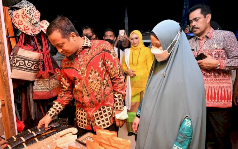 EXPO UMKM. Gubernur Sulsel Andi Sudirman Sulaiman didampingi Ketua TP PKK Sulsel Naoemi Octarina turut meninjau langsung setiap stan lokasi Expo UMKM di Taman Pusaka, Kabupaten Kepulauan Selayar, Rabu (23/11/2022). foto: istimewa