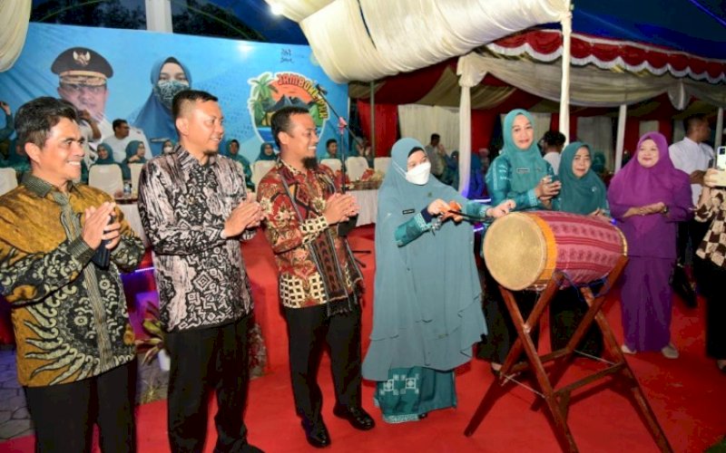 JAMBORE PKK. Gubernur Sulsel Andi Sudirman Sulaiman bersama Ketua Tim Penggerak PKK Provinsi Sulsel Naoemi Octarina saat membuka Jambore PKK Sulsel di Lapangan Pemuda, Benteng, Selayar (23/11/2022). foto: istimewa
