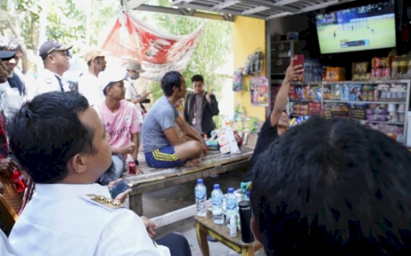 NOBAR. Gubernur Sulsel, Andi Sudirman Sulaiman, nonton bareng bersama warga Pulau Lae-Lae, Kecamatan Ujung Pandang, Kota Makassar. foto: istimewa