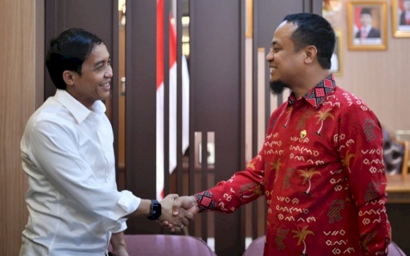 SALAMAN. Gubernur Sulsel Andi Sudirman Sulaiman bersalaman dengan Wakil Menteri Agraria dan Tata Ruang/Wakil Kepala Badan Pertanahan Nasional Raja Juli Antoni di Kantor BPN Sulsel, jalan Cendrawasih, Makassar, Kamis (3/11/2022). foto: istimewa
